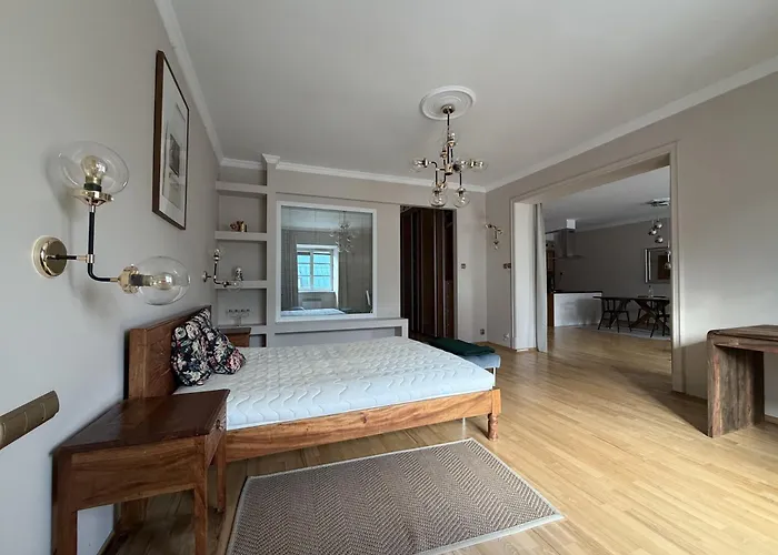 Main Square Spacious With Bathtub