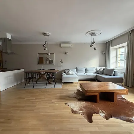 Main Square Spacious 1-bed With Bathtub *