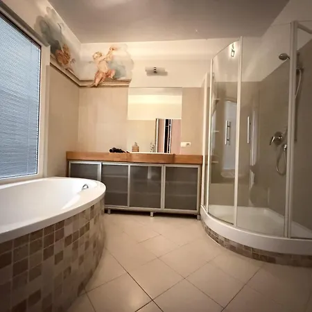 Main Square Spacious With Bathtub Daire