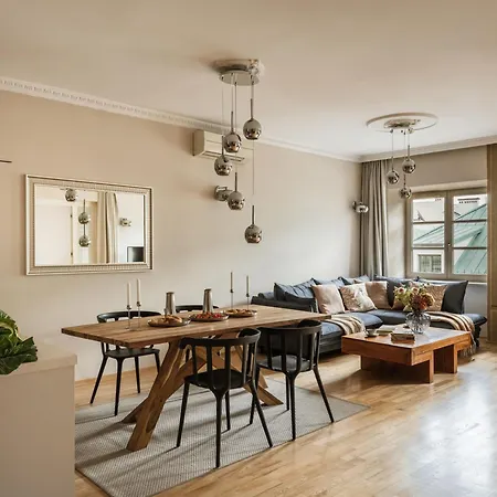 Main Square Spacious 1-bed With Bathtub *